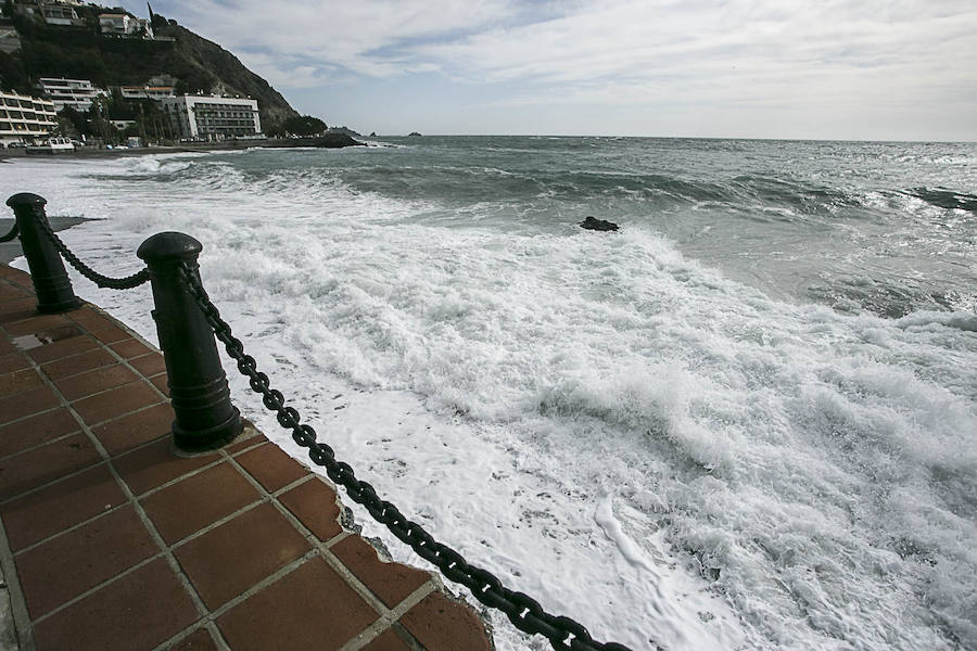 El temporal vuelve a sacudir a la Costa de Granada, aunque por el momento aún no ha causado grandes destrozos en las playas ni ha borrado con el viento la arena. Grandes olas en Almuñécar.