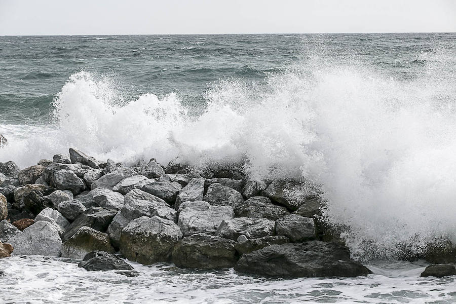 El temporal vuelve a sacudir a la Costa de Granada, aunque por el momento aún no ha causado grandes destrozos en las playas ni ha borrado con el viento la arena. Grandes olas en Almuñécar.