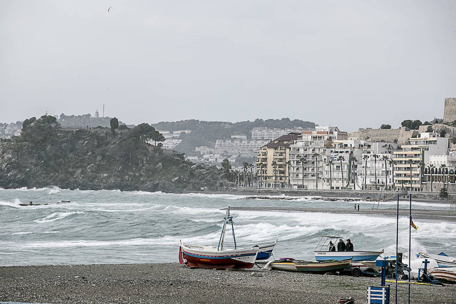 El temporal vuelve a sacudir a la Costa de Granada, aunque por el momento aún no ha causado grandes destrozos en las playas ni ha borrado con el viento la arena. Grandes olas en Almuñécar.