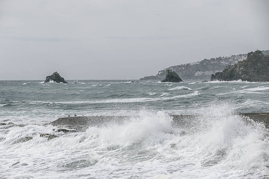 El temporal vuelve a sacudir a la Costa de Granada, aunque por el momento aún no ha causado grandes destrozos en las playas ni ha borrado con el viento la arena. Grandes olas en Almuñécar.