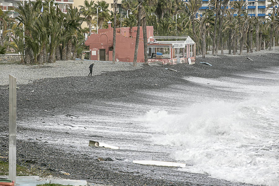 El temporal vuelve a sacudir a la Costa de Granada, aunque por el momento aún no ha causado grandes destrozos en las playas ni ha borrado con el viento la arena. Grandes olas en Almuñécar.