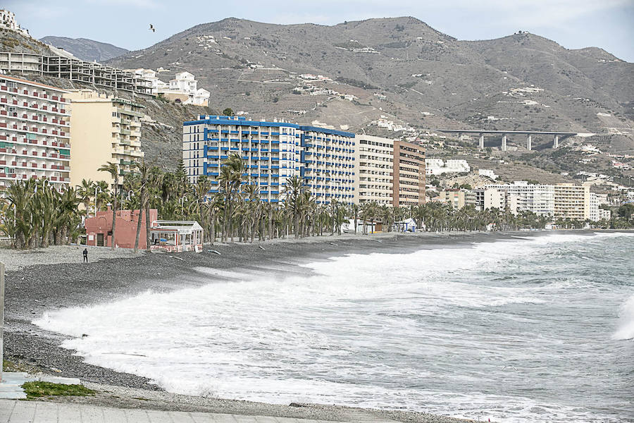 El temporal vuelve a sacudir a la Costa de Granada, aunque por el momento aún no ha causado grandes destrozos en las playas ni ha borrado con el viento la arena. Grandes olas en Almuñécar.