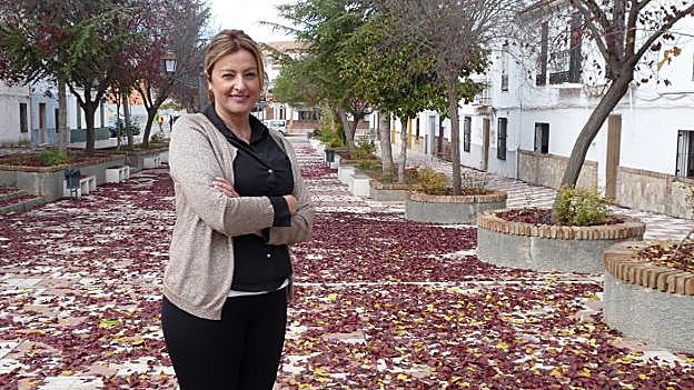 Josefa Caballero posa para el fotógrafo en una calle de Guadahortuna.