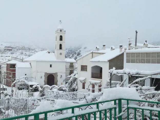 Vistas sobre el municipio de Bacares, en la Sierra de los Filabres, ayer por la mañana cubierto por un denso manto de nieve.