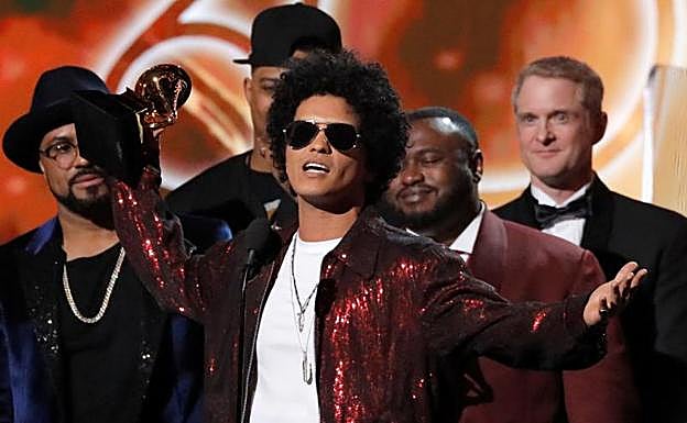 Bruno Mars, recibiendo uno de los premios.