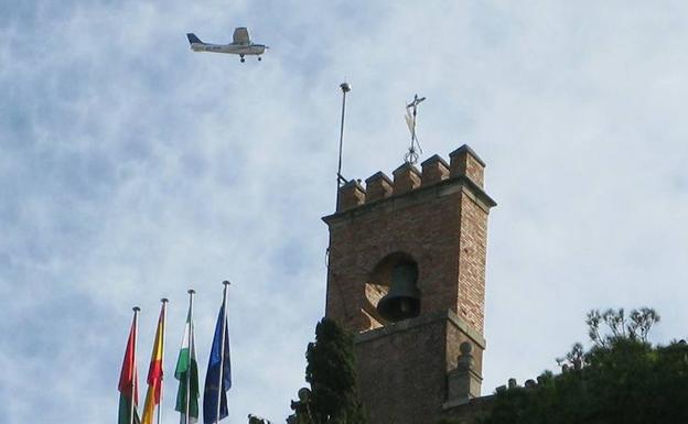 Una avioneta privada sobrevuela la Torre de la Vela. 