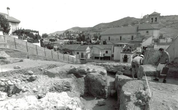 Los restos de la muralla aparecieron cuando se empezó a construir la Mezquita. 