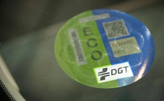 ¿Qué ocurre si no tienes la pegatina de la DGT? ¿Qué debes hacer?