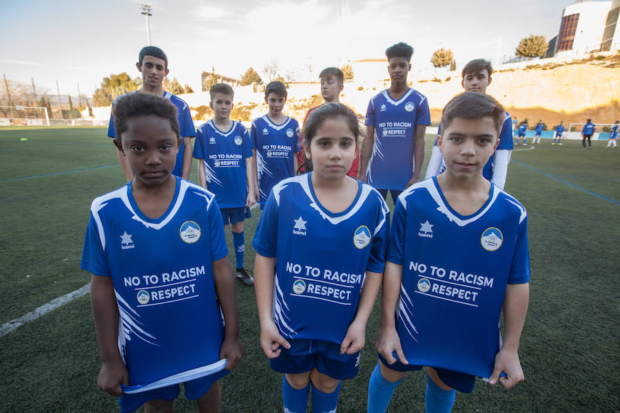 Los futbolistas de la UD Monachil lanzan esta temporada un mensaje muy claro a quienes enturbian los partidos: "No al racismo. Respeto"