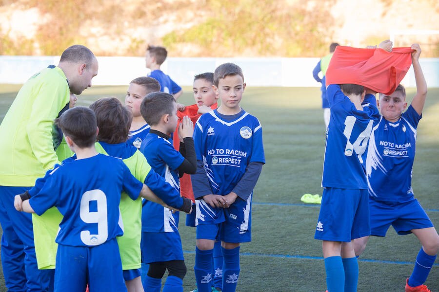 Los futbolistas de la UD Monachil lanzan esta temporada un mensaje muy claro a quienes enturbian los partidos: "No al racismo. Respeto"