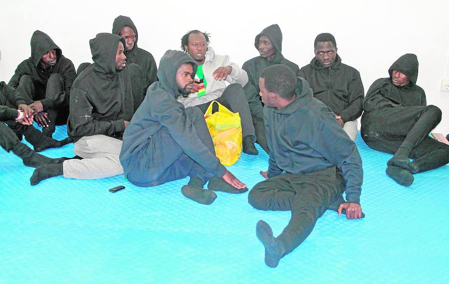 Los inmigrantes durmieron el sábado en el pabellón municipal de deportes de Motril.