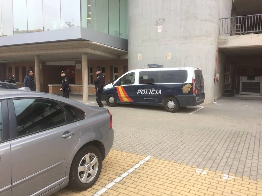 Un furgón de la Policía Nacional aparcado en la puerta y reuniones en el interior