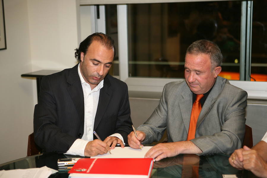 Quique Pina y Carlos Marsá firman la compra del Ciudad de Murcia por 18 millones de euros lo que permitió al Granada 74 jugar en Segunda. 6 de junio de 2007