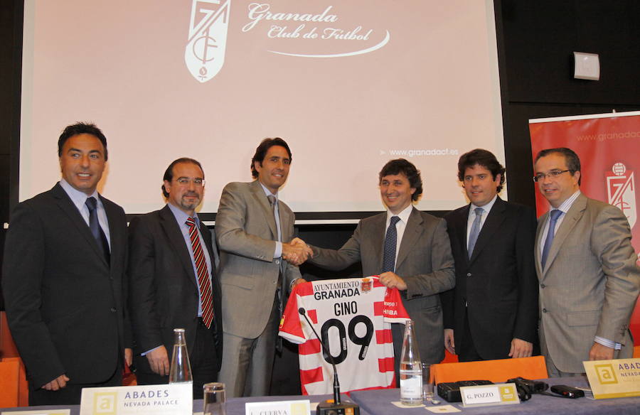 Quique Pina, Javier Jiménez, Ignacio Cuerva, Gerardo Cuerva y Javier López posan con Ginno Pozzo, el hijo del dueño del Udinese, que anunció su intención de invertir en el Granada CF. 10 de julio de 2009