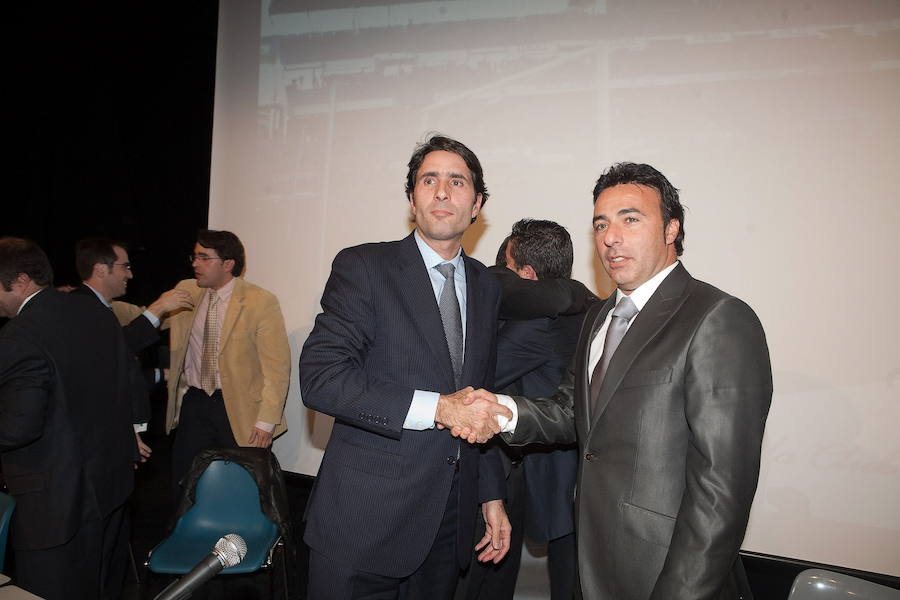 Ignacio Cuerva felicita a Quique Pina, tras ser nombrado presidente del Granada CF tras la celebración de una asamblea general extraordinaria. 3 de diciembre de 2009 