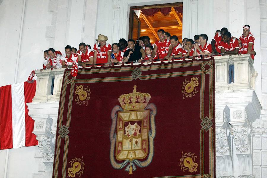 Celebrando el ascenso desde el balcón del ayuntamiento de Granada. 25 de mayo de 2010