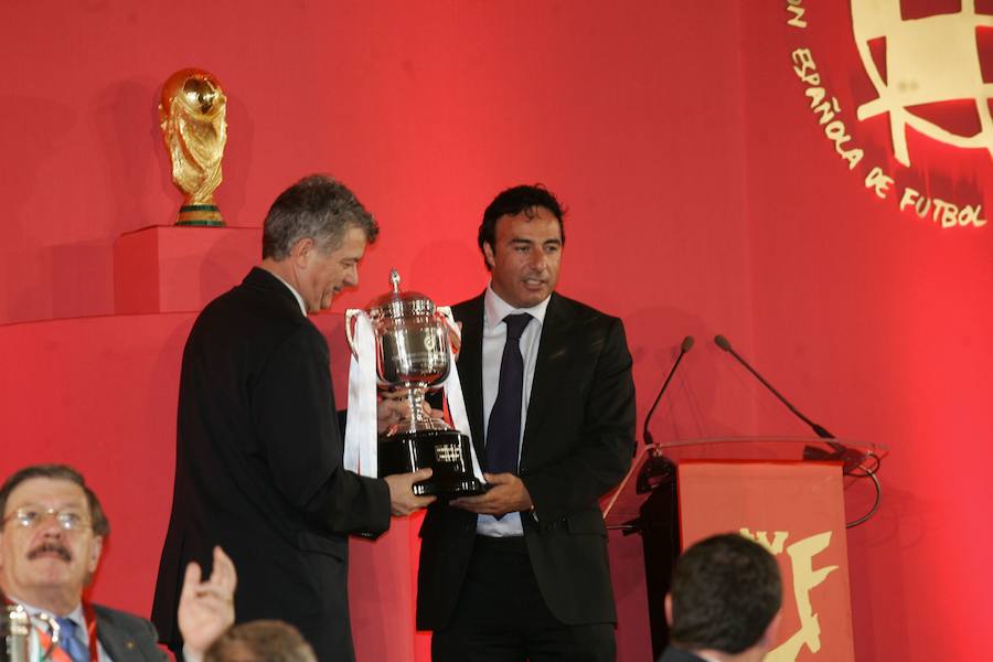 Ángel María Villar, presidente de la Real Federación Española de Fútbol, entrega a Quique Pina, presidente del Granada CF, el trofeo que le acredita como campeón de la Segunda División B en la temporada 2009/2010 21 de julio de 2010