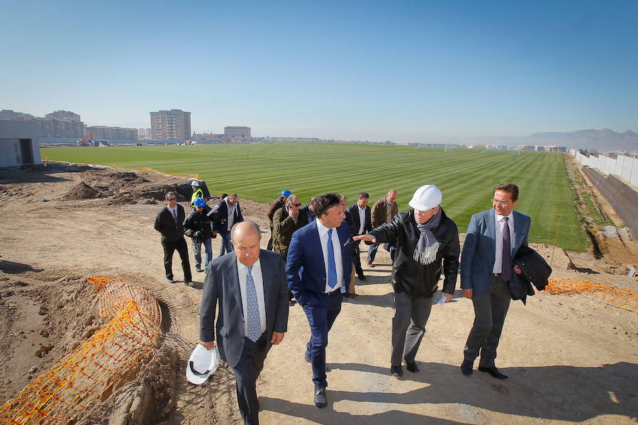 El alcalde, José Torres Hurtado, iz, acompañado del presidente Quique Pina y el concejal de deportes, Antonio Granados, escuchas las explicaciones de un técnico en su visita a las obras de construcción de la Ciudad Deportiva del Granada CF. 12 de diciembre de 2014