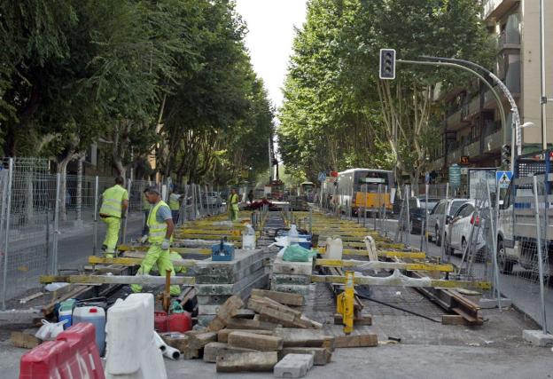 Obras de construcción del sistema tranviario jienense en el Paseo de la Estación, en 2010.