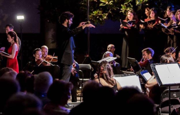 El Coro de Cámara de Granada, con Rodríguez Morata al frente, en un concierto. 