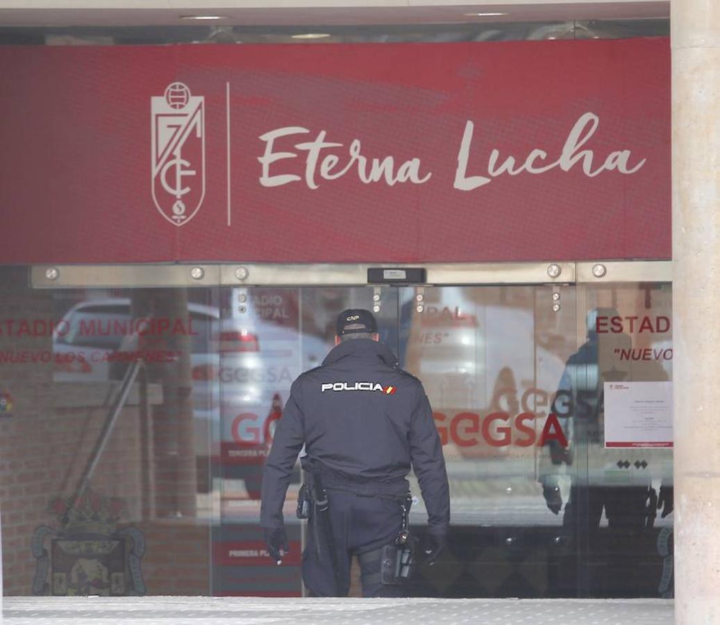 Un furgón de la Policía Nacional está aparcado en la puerta y se suceden las reuniones en el interior