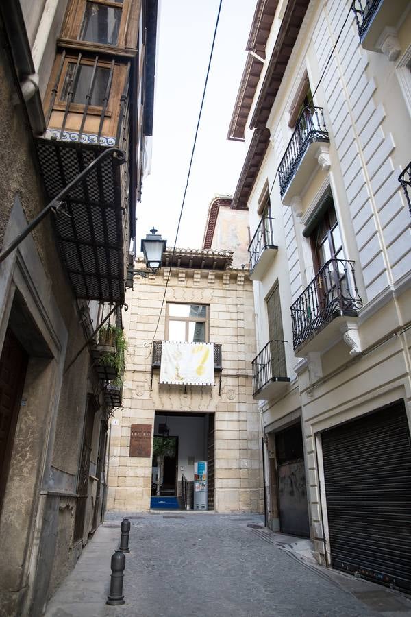 Calle de los Pisas, donde está uno de los once edificios señalados por Granada Histórica