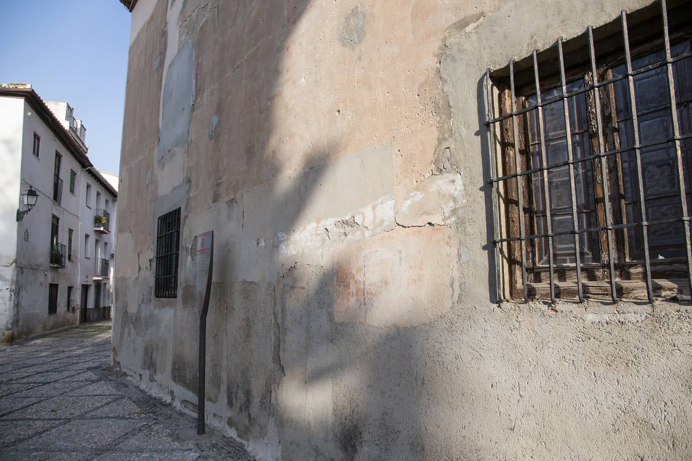 Remiendos en la fachada de 'la puerta del cielo' de San Cecilio