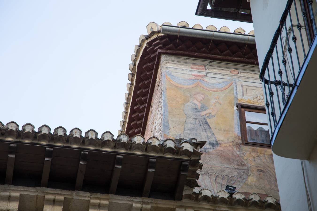 Detalle de la torre de la Casa de los Pisa, del siglo XVI, donde se aprecia que se han perdido parte de los frescos