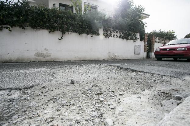 Vial destrozado en el barrio de Figares de Almuñécar. 