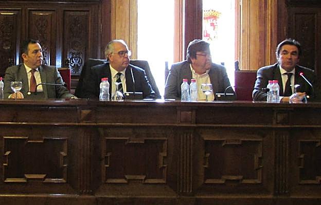 Los alcaldes de Porcuna y Cárcheles dejan el PP de la Diputación con duras críticas