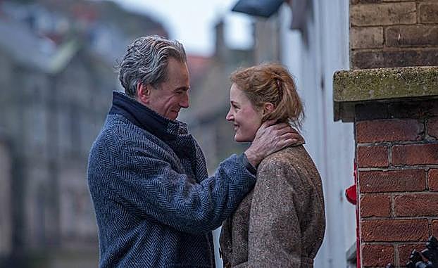 Imagen principal - Daniel Day-Lewis y Vicky Krieps son los protagonistsa de 'El hilo invisible' (2017).