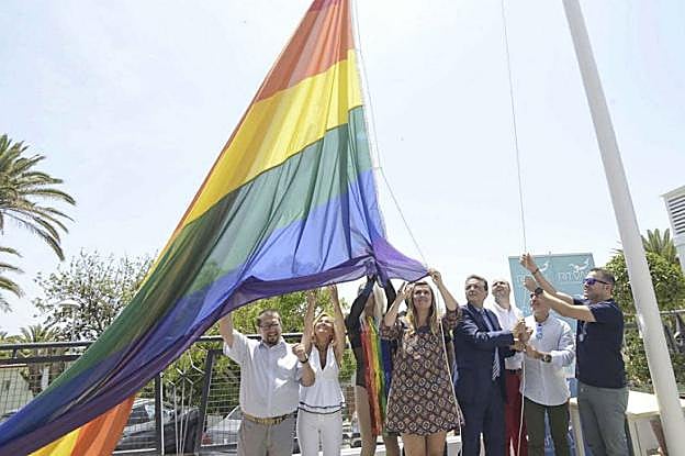 Inauguración del hotel Ritual en Torremolinos con el izado de la bandera arcoíris. Arriba, la firma del convenio con la ATA, ayer. 