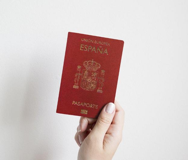 Libreta. El pasaporte español con forma de libreta ha cumplido cien años. Francia acuñó el término 'passe a porte' para aludir a la autorización que permitía entrar en una ciudad.