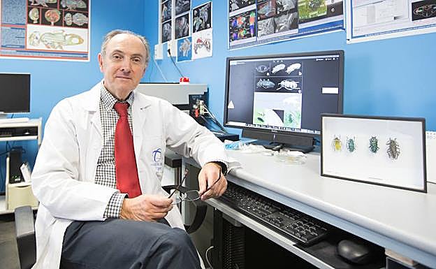 El profesor Javier Alba-Tercerdor, con algunos de los ejemplares usados en la película. 