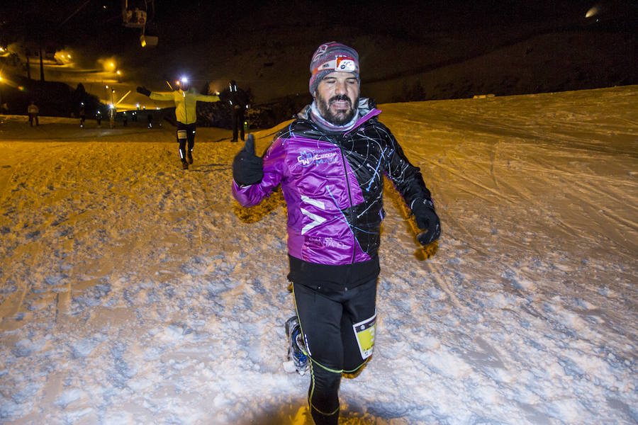 Ochocientos participantes han participado en el Campeonato de España de Snow Running. La prueba, que ha comenzado a las seis y media de la tarde en Pradollano, ha constado de doce kilómetros y medio y ha tenido un desnivel acumulado de más de novecientos metros. El evento se ha disputado simultáneamente con la actividad de esquí nocturno de los sábados en la pista de El Río. Un año más, el número de participantes ha vuelto a incrementarse y muy especialmente el apartado femenino, que ha contado con 128 corredoras