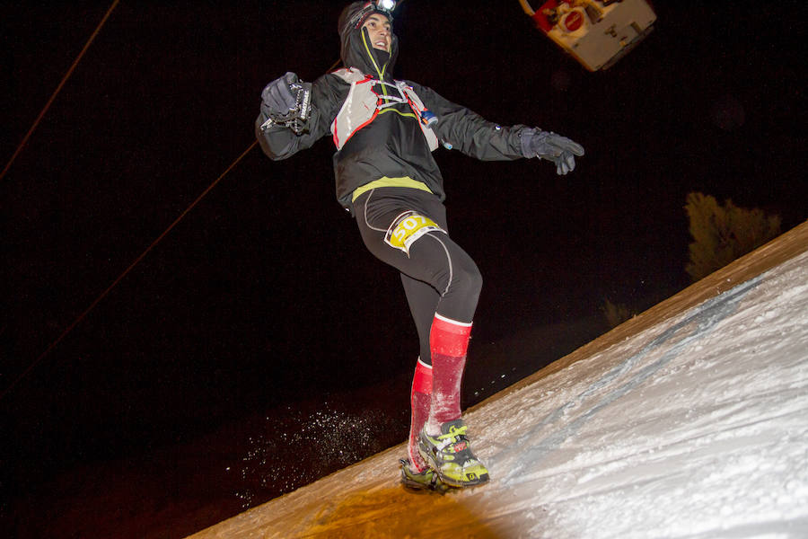 Ochocientos participantes han participado en el Campeonato de España de Snow Running. La prueba, que ha comenzado a las seis y media de la tarde en Pradollano, ha constado de doce kilómetros y medio y ha tenido un desnivel acumulado de más de novecientos metros. El evento se ha disputado simultáneamente con la actividad de esquí nocturno de los sábados en la pista de El Río. Un año más, el número de participantes ha vuelto a incrementarse y muy especialmente el apartado femenino, que ha contado con 128 corredoras