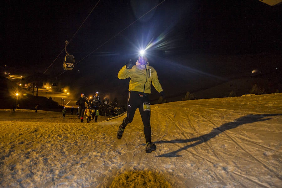 Ochocientos participantes han participado en el Campeonato de España de Snow Running. La prueba, que ha comenzado a las seis y media de la tarde en Pradollano, ha constado de doce kilómetros y medio y ha tenido un desnivel acumulado de más de novecientos metros. El evento se ha disputado simultáneamente con la actividad de esquí nocturno de los sábados en la pista de El Río. Un año más, el número de participantes ha vuelto a incrementarse y muy especialmente el apartado femenino, que ha contado con 128 corredoras