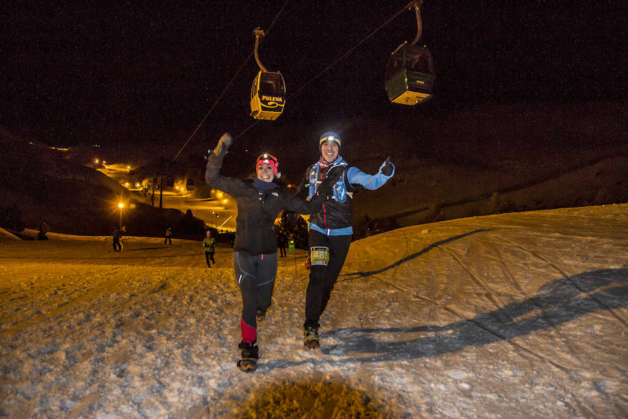 Ochocientos participantes han participado en el Campeonato de España de Snow Running. La prueba, que ha comenzado a las seis y media de la tarde en Pradollano, ha constado de doce kilómetros y medio y ha tenido un desnivel acumulado de más de novecientos metros. El evento se ha disputado simultáneamente con la actividad de esquí nocturno de los sábados en la pista de El Río. Un año más, el número de participantes ha vuelto a incrementarse y muy especialmente el apartado femenino, que ha contado con 128 corredoras