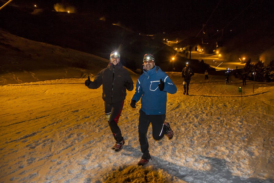 Ochocientos participantes han participado en el Campeonato de España de Snow Running. La prueba, que ha comenzado a las seis y media de la tarde en Pradollano, ha constado de doce kilómetros y medio y ha tenido un desnivel acumulado de más de novecientos metros. El evento se ha disputado simultáneamente con la actividad de esquí nocturno de los sábados en la pista de El Río. Un año más, el número de participantes ha vuelto a incrementarse y muy especialmente el apartado femenino, que ha contado con 128 corredoras