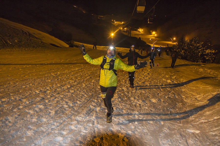 Ochocientos participantes han participado en el Campeonato de España de Snow Running. La prueba, que ha comenzado a las seis y media de la tarde en Pradollano, ha constado de doce kilómetros y medio y ha tenido un desnivel acumulado de más de novecientos metros. El evento se ha disputado simultáneamente con la actividad de esquí nocturno de los sábados en la pista de El Río. Un año más, el número de participantes ha vuelto a incrementarse y muy especialmente el apartado femenino, que ha contado con 128 corredoras