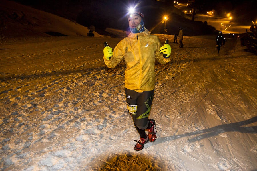 Ochocientos participantes han participado en el Campeonato de España de Snow Running. La prueba, que ha comenzado a las seis y media de la tarde en Pradollano, ha constado de doce kilómetros y medio y ha tenido un desnivel acumulado de más de novecientos metros. El evento se ha disputado simultáneamente con la actividad de esquí nocturno de los sábados en la pista de El Río. Un año más, el número de participantes ha vuelto a incrementarse y muy especialmente el apartado femenino, que ha contado con 128 corredoras