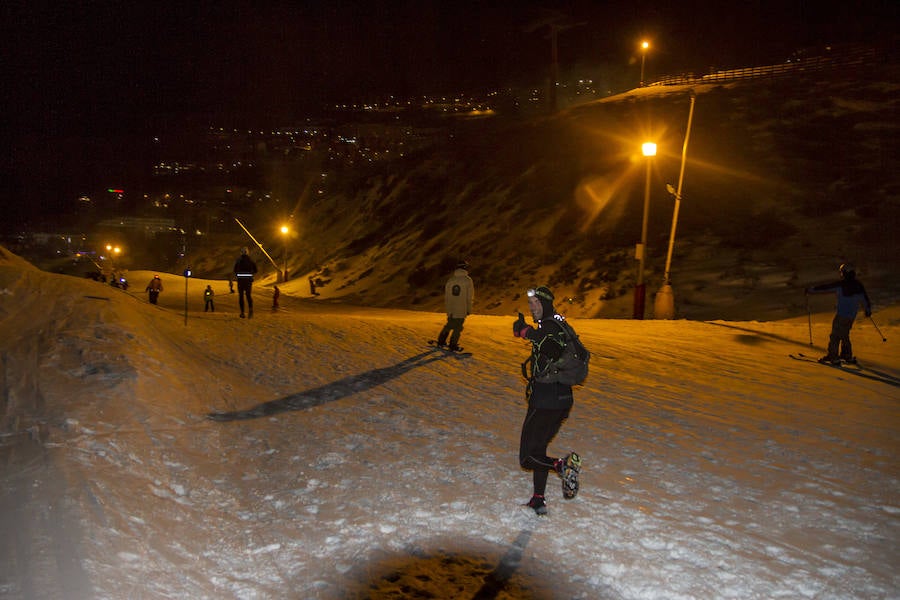 Ochocientos participantes han participado en el Campeonato de España de Snow Running. La prueba, que ha comenzado a las seis y media de la tarde en Pradollano, ha constado de doce kilómetros y medio y ha tenido un desnivel acumulado de más de novecientos metros. El evento se ha disputado simultáneamente con la actividad de esquí nocturno de los sábados en la pista de El Río. Un año más, el número de participantes ha vuelto a incrementarse y muy especialmente el apartado femenino, que ha contado con 128 corredoras