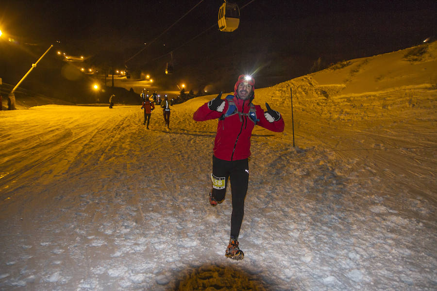 Ochocientos participantes han participado en el Campeonato de España de Snow Running. La prueba, que ha comenzado a las seis y media de la tarde en Pradollano, ha constado de doce kilómetros y medio y ha tenido un desnivel acumulado de más de novecientos metros. El evento se ha disputado simultáneamente con la actividad de esquí nocturno de los sábados en la pista de El Río. Un año más, el número de participantes ha vuelto a incrementarse y muy especialmente el apartado femenino, que ha contado con 128 corredoras