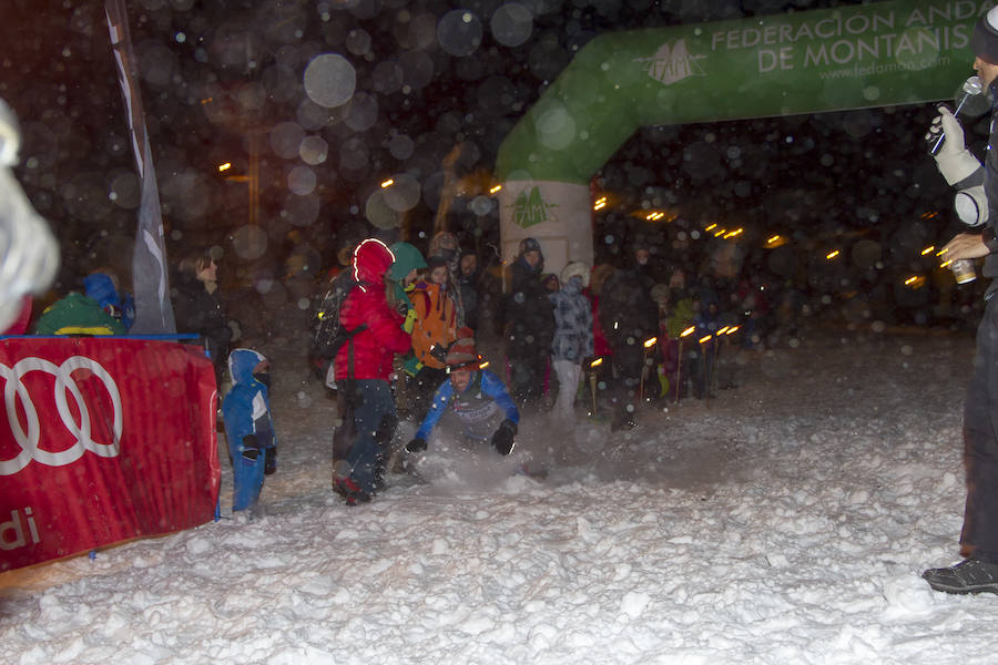 Ochocientos participantes han participado en el Campeonato de España de Snow Running. La prueba, que ha comenzado a las seis y media de la tarde en Pradollano, ha constado de doce kilómetros y medio y ha tenido un desnivel acumulado de más de novecientos metros. El evento se ha disputado simultáneamente con la actividad de esquí nocturno de los sábados en la pista de El Río. Un año más, el número de participantes ha vuelto a incrementarse y muy especialmente el apartado femenino, que ha contado con 128 corredoras