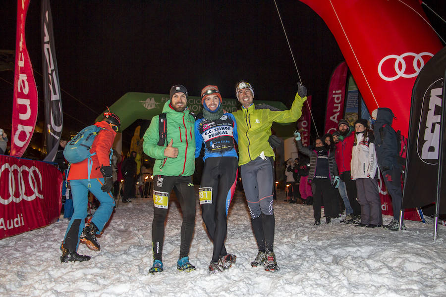 Ochocientos participantes han participado en el Campeonato de España de Snow Running. La prueba, que ha comenzado a las seis y media de la tarde en Pradollano, ha constado de doce kilómetros y medio y ha tenido un desnivel acumulado de más de novecientos metros. El evento se ha disputado simultáneamente con la actividad de esquí nocturno de los sábados en la pista de El Río. Un año más, el número de participantes ha vuelto a incrementarse y muy especialmente el apartado femenino, que ha contado con 128 corredoras