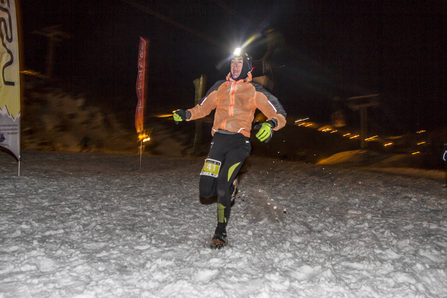 Ochocientos participantes han participado en el Campeonato de España de Snow Running. La prueba, que ha comenzado a las seis y media de la tarde en Pradollano, ha constado de doce kilómetros y medio y ha tenido un desnivel acumulado de más de novecientos metros. El evento se ha disputado simultáneamente con la actividad de esquí nocturno de los sábados en la pista de El Río. Un año más, el número de participantes ha vuelto a incrementarse y muy especialmente el apartado femenino, que ha contado con 128 corredoras