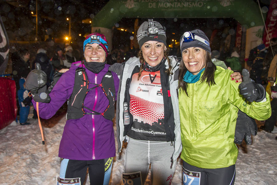 Ochocientos participantes han participado en el Campeonato de España de Snow Running. La prueba, que ha comenzado a las seis y media de la tarde en Pradollano, ha constado de doce kilómetros y medio y ha tenido un desnivel acumulado de más de novecientos metros. El evento se ha disputado simultáneamente con la actividad de esquí nocturno de los sábados en la pista de El Río. Un año más, el número de participantes ha vuelto a incrementarse y muy especialmente el apartado femenino, que ha contado con 128 corredoras