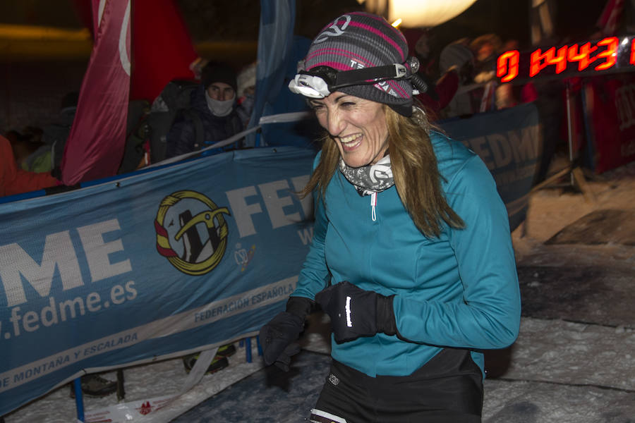 Ochocientos participantes han participado en el Campeonato de España de Snow Running. La prueba, que ha comenzado a las seis y media de la tarde en Pradollano, ha constado de doce kilómetros y medio y ha tenido un desnivel acumulado de más de novecientos metros. El evento se ha disputado simultáneamente con la actividad de esquí nocturno de los sábados en la pista de El Río. Un año más, el número de participantes ha vuelto a incrementarse y muy especialmente el apartado femenino, que ha contado con 128 corredoras