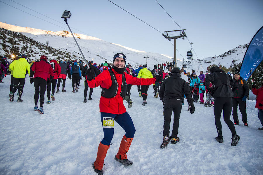 Ochocientos participantes han participado en el Campeonato de España de Snow Running. La prueba, que ha comenzado a las seis y media de la tarde en Pradollano, ha constado de doce kilómetros y medio y ha tenido un desnivel acumulado de más de novecientos metros. El evento se ha disputado simultáneamente con la actividad de esquí nocturno de los sábados en la pista de El Río. Un año más, el número de participantes ha vuelto a incrementarse y muy especialmente el apartado femenino, que ha contado con 128 corredoras