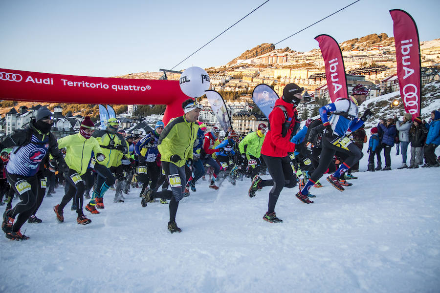 Ochocientos participantes han participado en el Campeonato de España de Snow Running. La prueba, que ha comenzado a las seis y media de la tarde en Pradollano, ha constado de doce kilómetros y medio y ha tenido un desnivel acumulado de más de novecientos metros. El evento se ha disputado simultáneamente con la actividad de esquí nocturno de los sábados en la pista de El Río. Un año más, el número de participantes ha vuelto a incrementarse y muy especialmente el apartado femenino, que ha contado con 128 corredoras